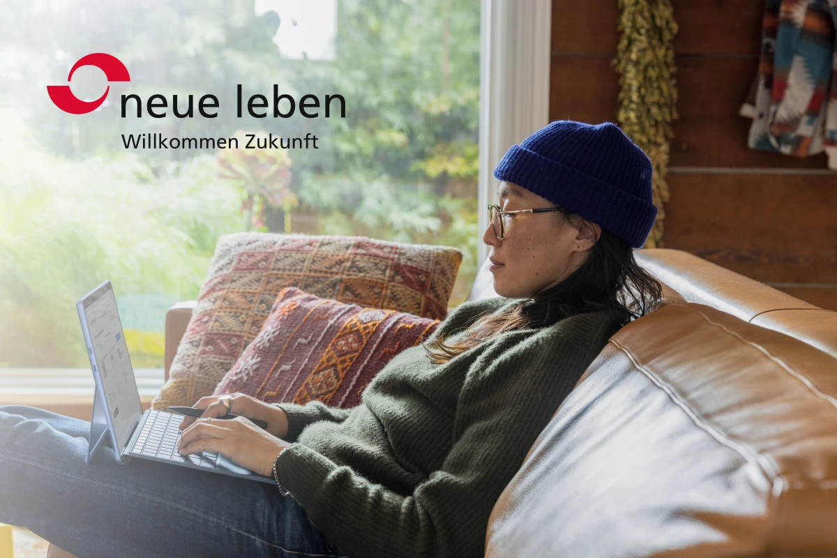 Teaser: Person sitzt mit hochgelegten Beinen auf Ledersofa mit Laptop, Logo neue leben mit Slogan "Willkommen Zukunft"