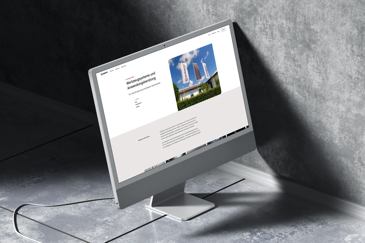 Foto: Desktop-PC mit geöffneter Pokolm-Website steht auf Betonboden