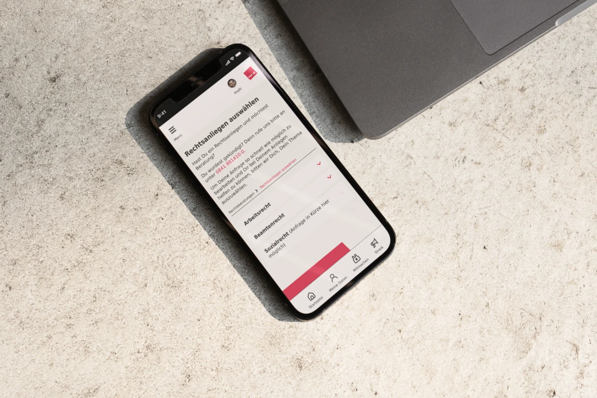 Foto: Smartphone auf sonnigem Marmor, meine ver.di Digitale Rechtsberatung geöffnet