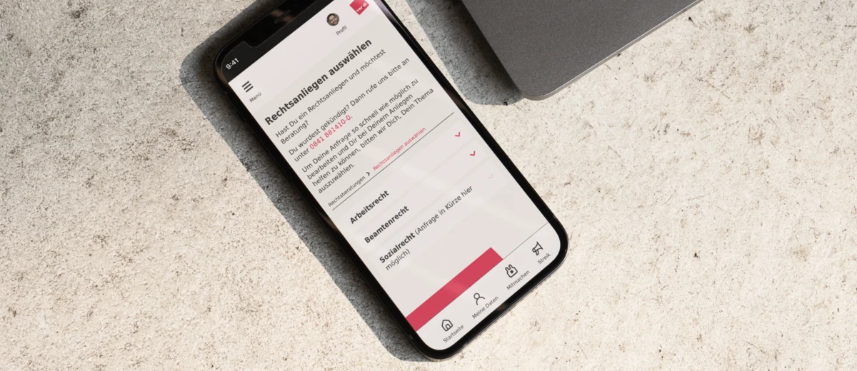 Foto: Smartphone auf sonnigem Marmor, meine ver.di Digitale Rechtsberatung geöffnet
