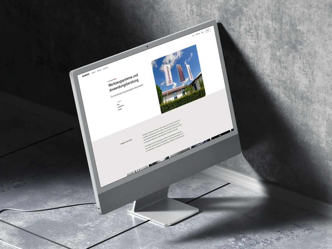 Foto: Desktop-PC mit geöffneter Pokolm-Website steht auf Betonboden