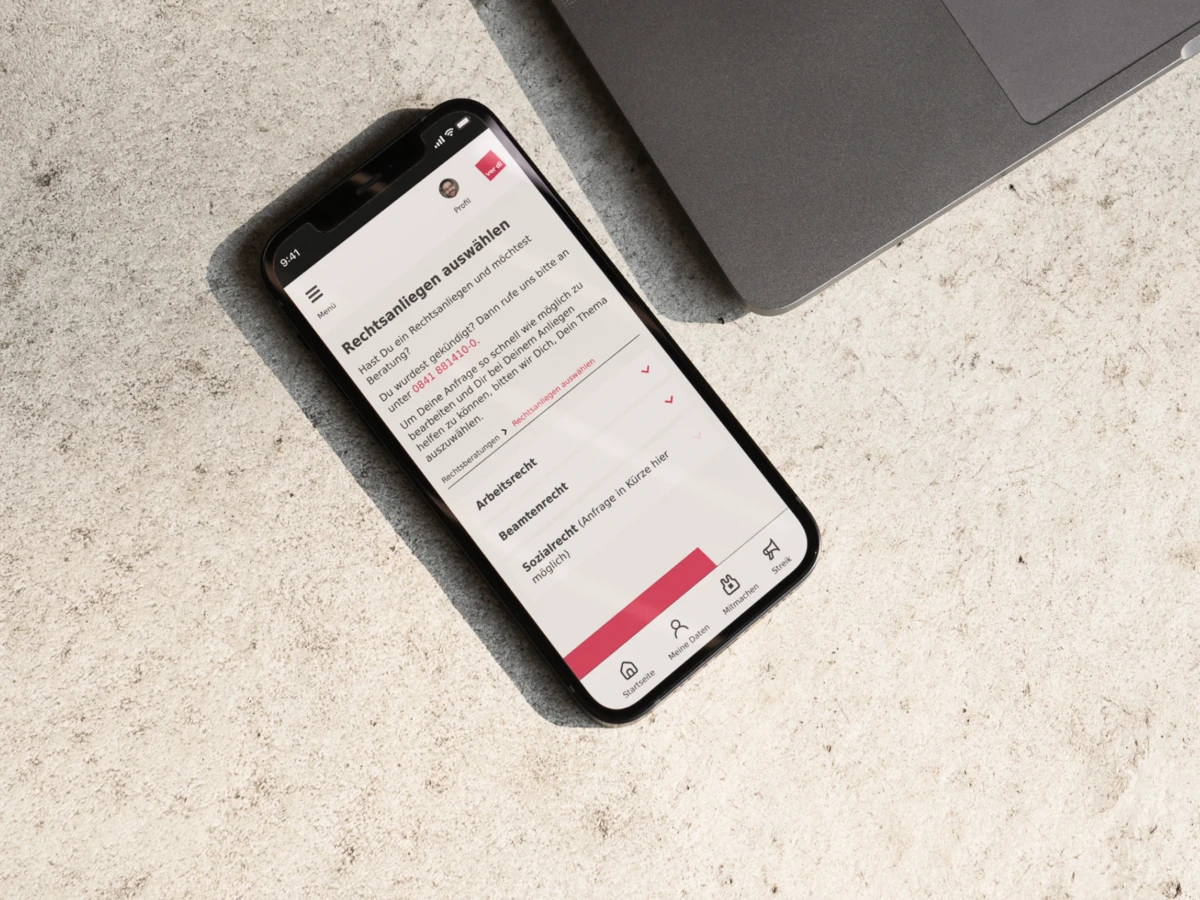 Foto: Smartphone auf sonnigem Marmor, meine ver.di Digitale Rechtsberatung geöffnet
