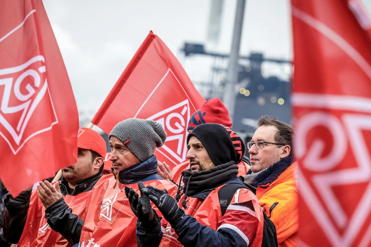IG Metall Mitarbeitende draußen mit IG Metall Flaggen