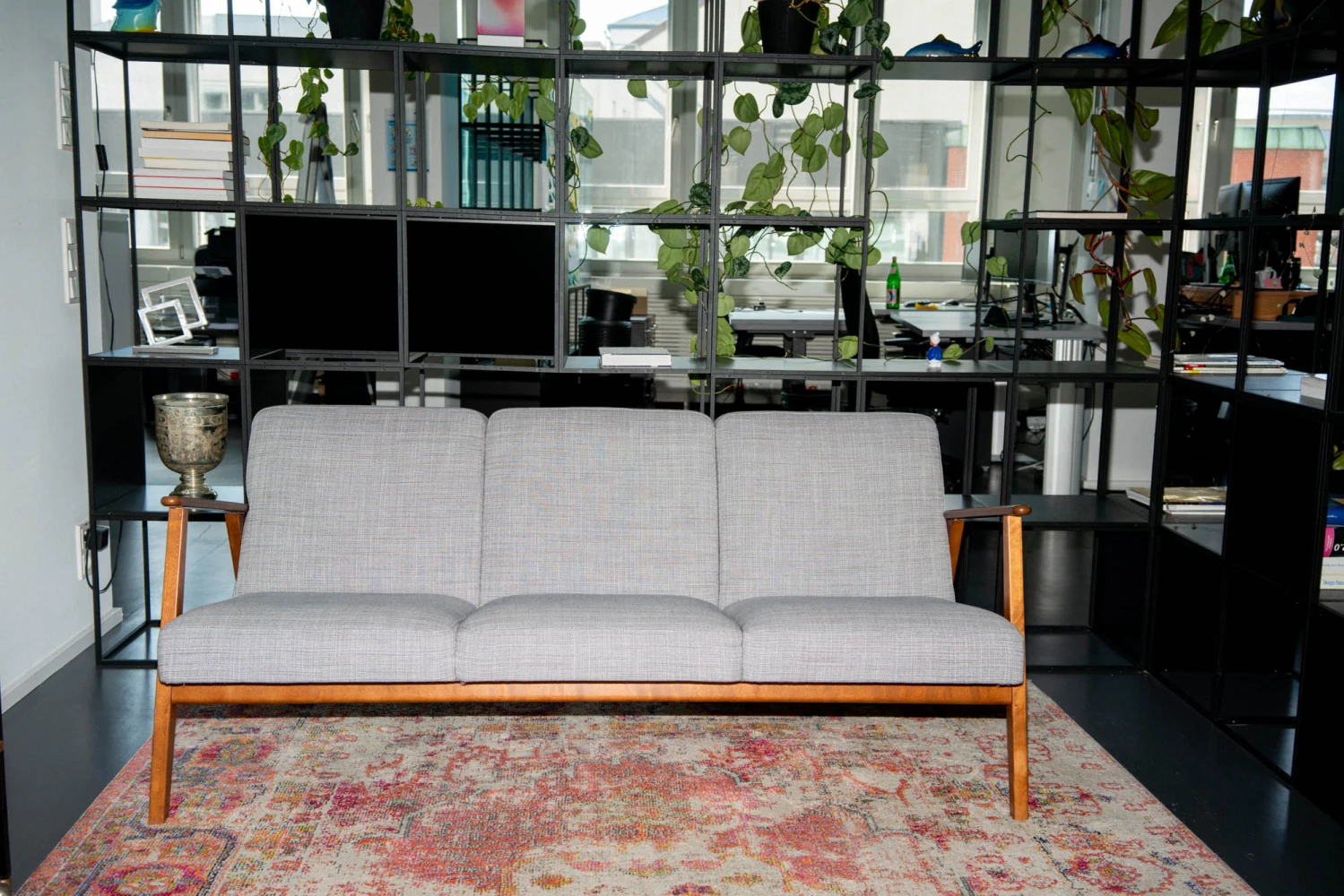 Graues Sofa im format h Office