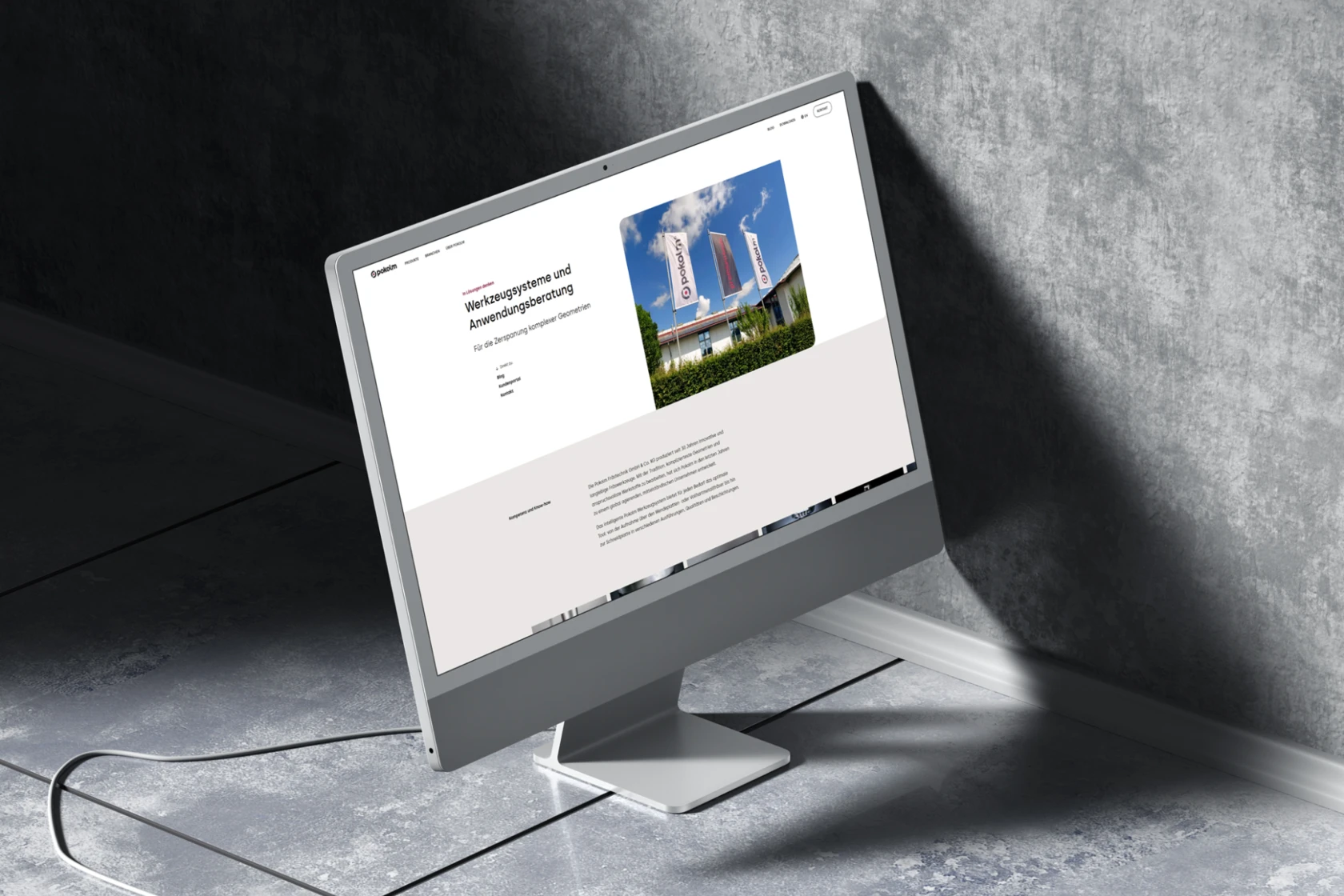Foto: Desktop-PC mit geöffneter Pokolm-Website steht auf Betonboden