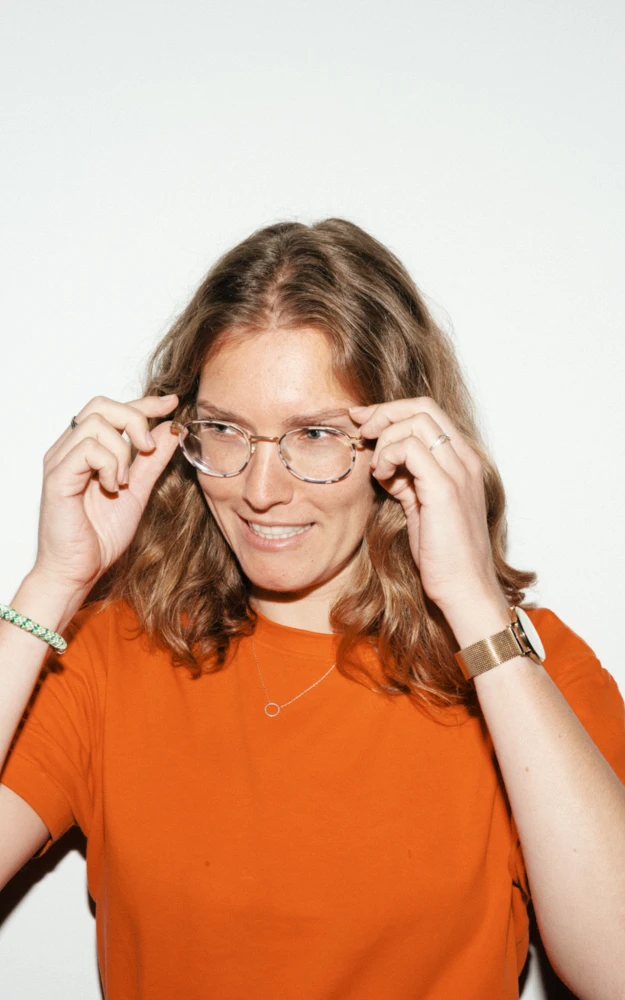 Denise, UX Consultant, format h, richtet ihre Brille