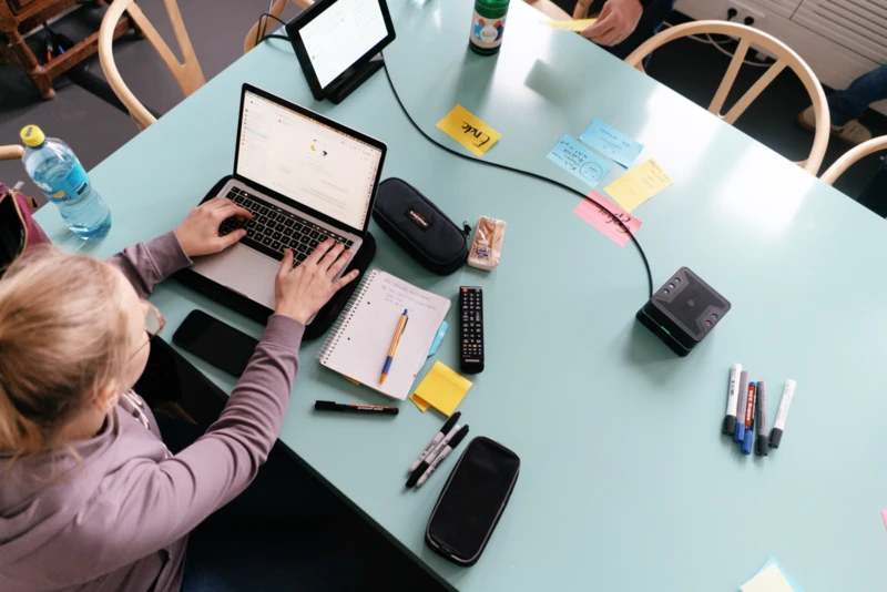 Mitarbeiterin am Laptop im Meetingraum