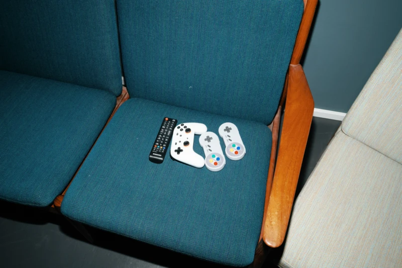 Sofa mit Controllern und Fernbedienung