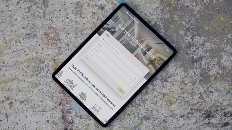 Foto: Tablet liegt auf Betonboden, Website Bürosuche.de ist geöffnet