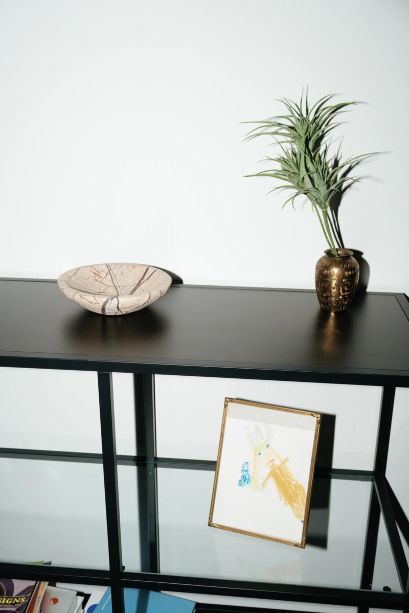 Sideboard mit Schale und Vase im Büro