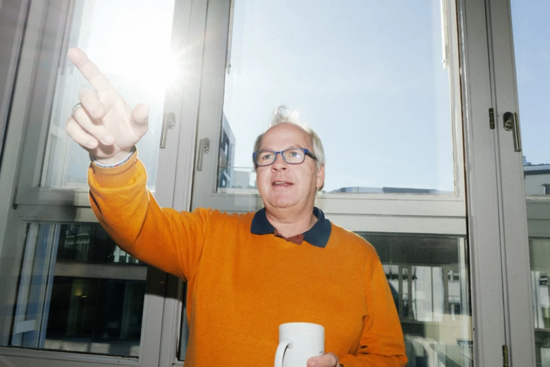 Marco, Head of Sales & Marketing, format h, zeigt auf etwas